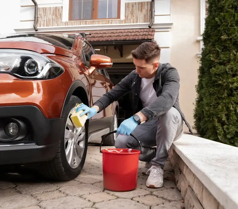 Lavage auto à domicile Sauveterre-de-Béarn : professionnel intervenant sur un véhicule